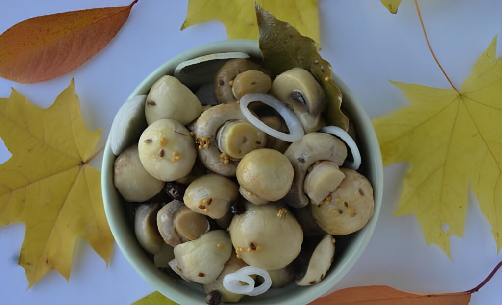 Хрустящие и вкусные маринованные шампиньоны готовы. Можно пробовать!
