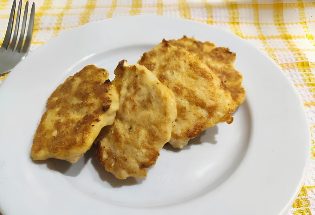 Сочные рубленые котлеты из куриной грудки готовы. Раскладывайте по тарелкам и подавайте к столу вместе с вашими любимыми гарнирами!