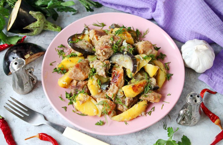 Мясо тушеное с картошкой и баклажанами