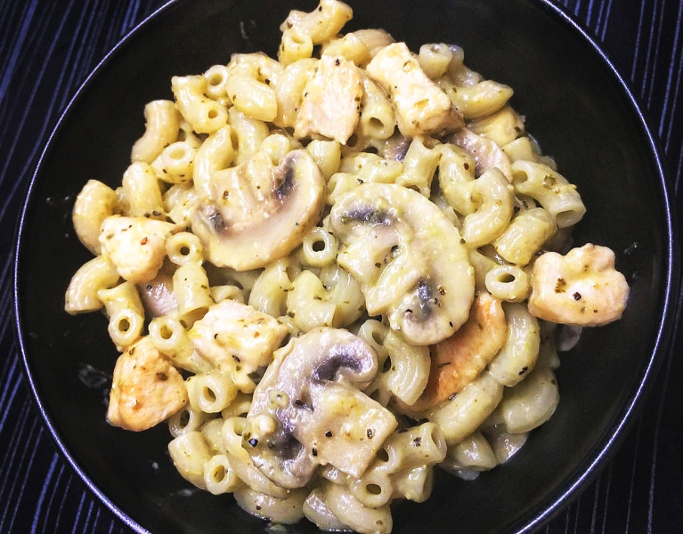 Паста с курицей и грибами с соусом песто