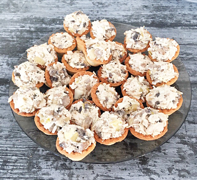 Тарталетки с курицей и шампиньонами