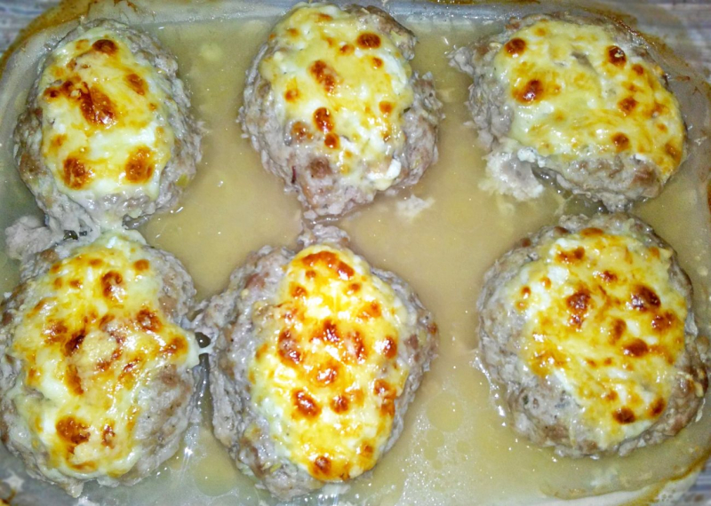 Сочные мясные котлеты в духовке под сыром